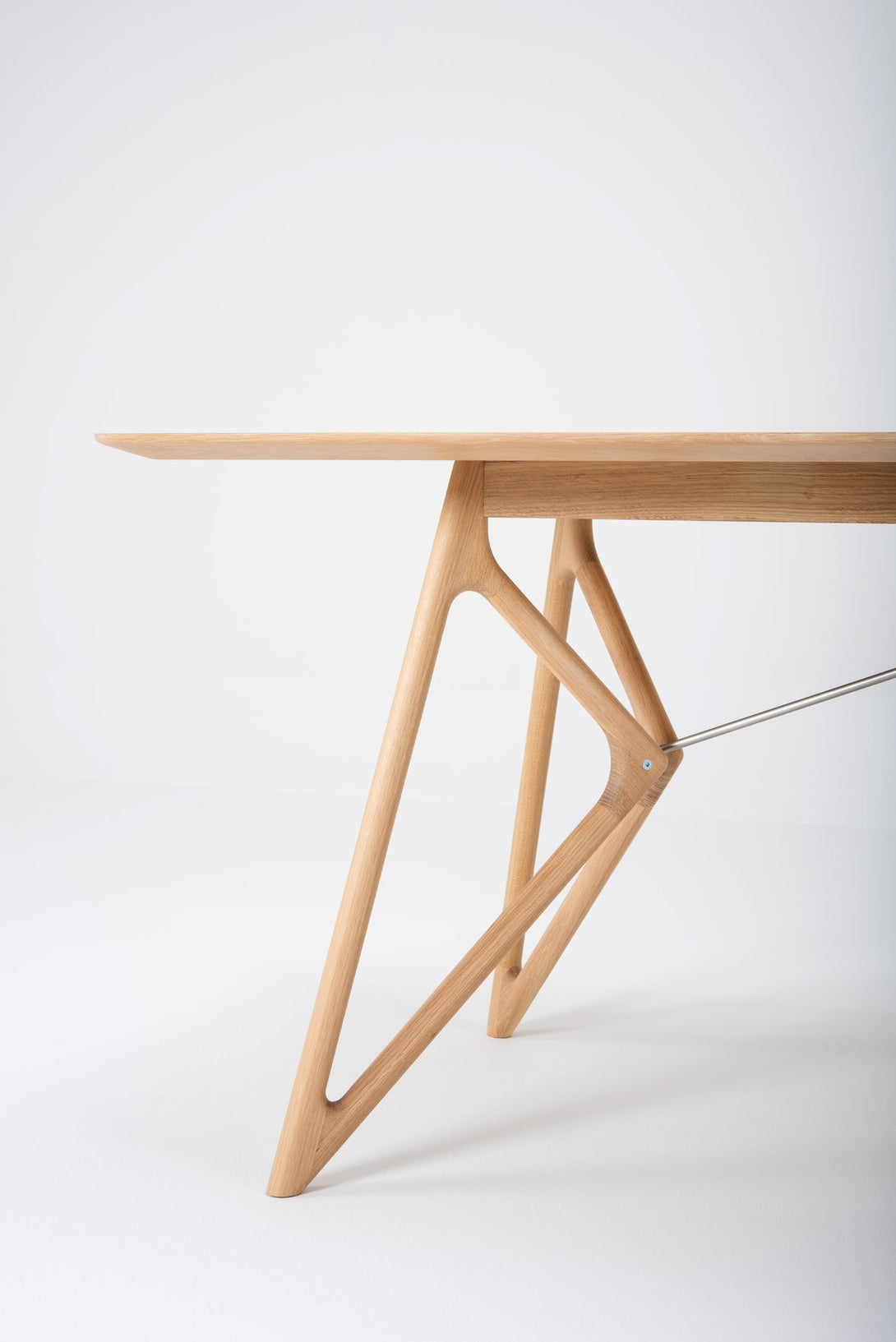 Table Gazzda Tink en chêne massif avec pieds fins et tiges en acier-22