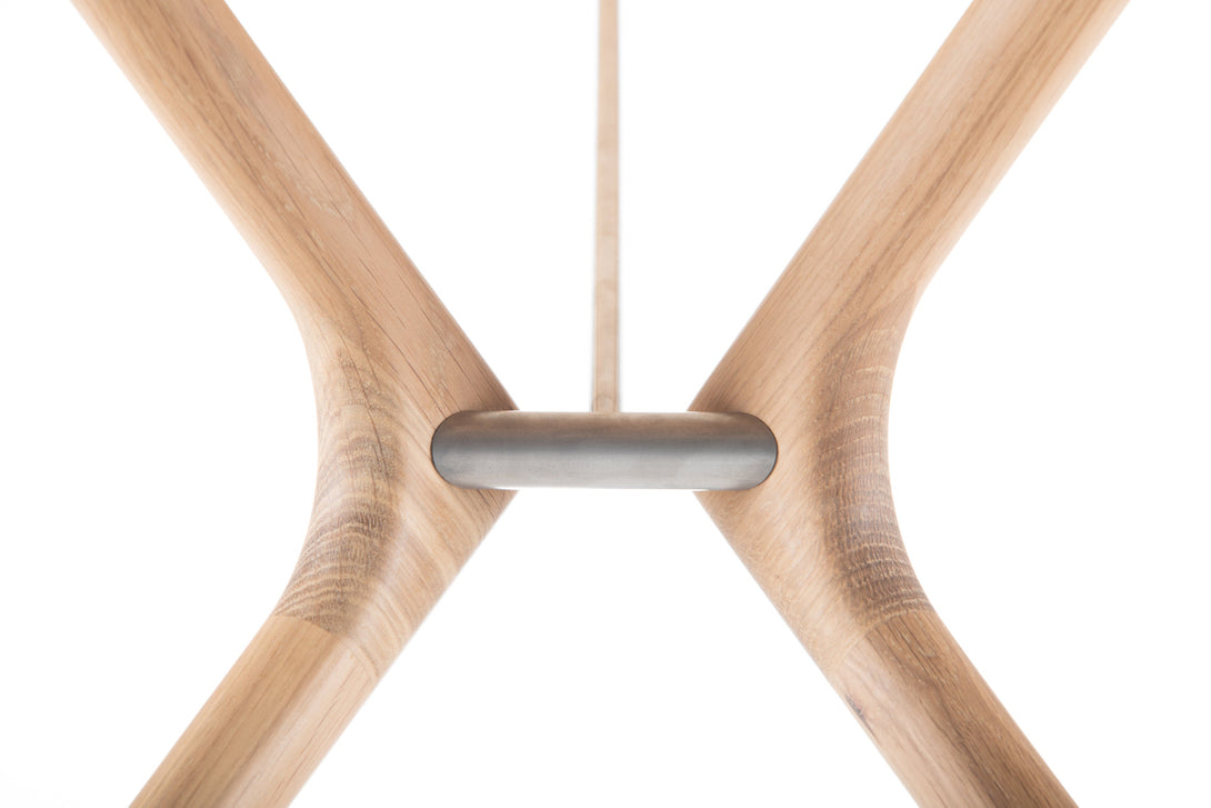 Table Gazzda Tink en chêne massif avec pieds fins et tiges en acier-24