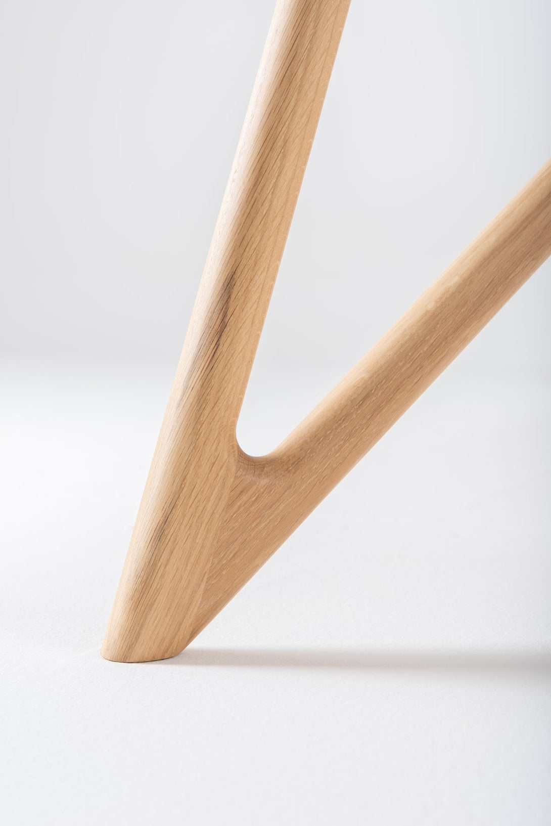 Table Gazzda Tink en chêne massif avec pieds fins et tiges en acier-25