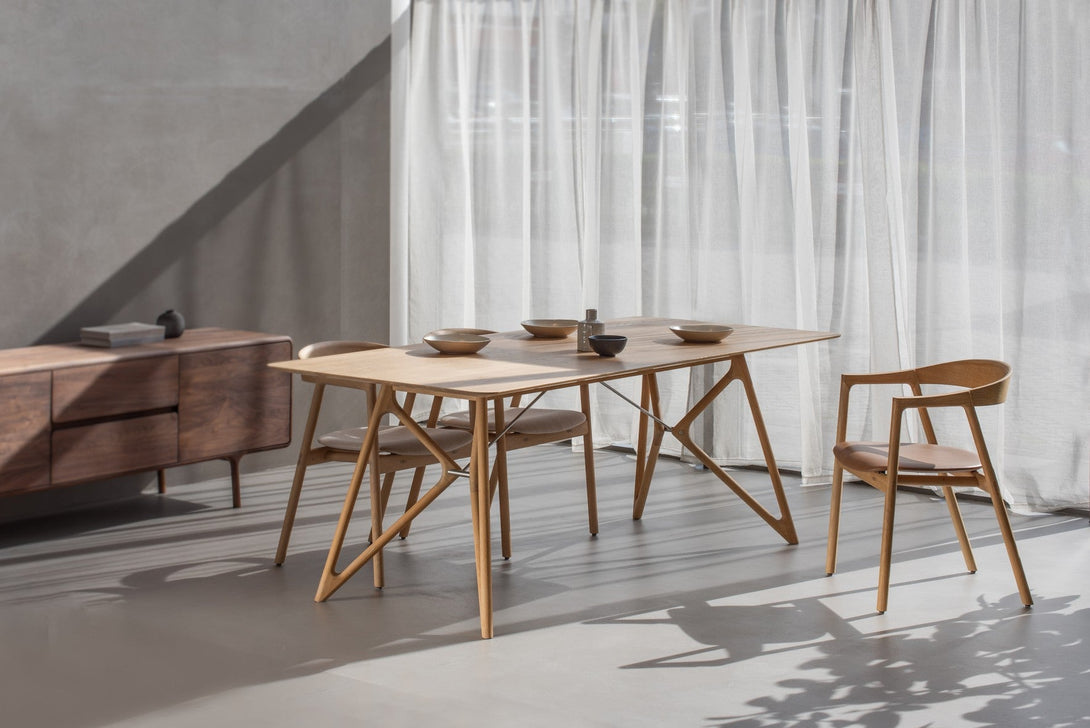 Table Gazzda Tink en chêne massif avec pieds fins et tiges en acier-06