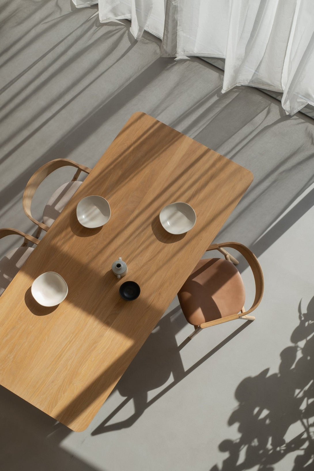 Table Gazzda Tink en chêne massif avec pieds fins et tiges en acier-05