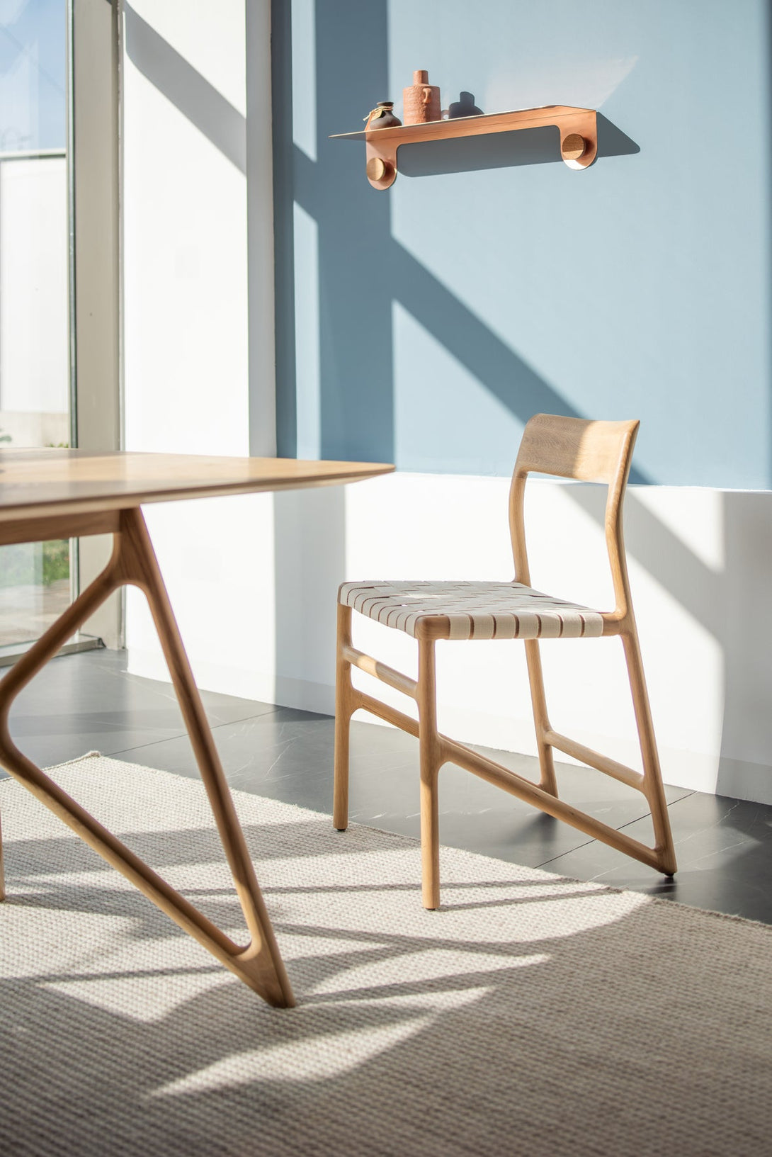 Chaise Gazzda Fawn en chêne ou noyer massif avec assise en coton tressé blanc ou noir-03