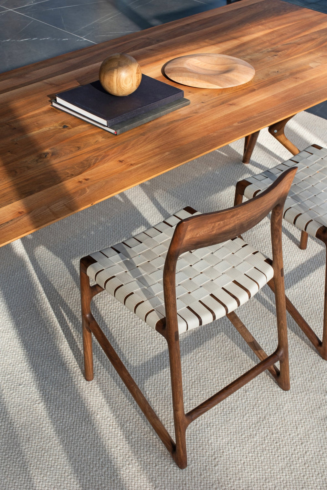 Chaise Gazzda Fawn en chêne ou noyer massif avec assise en coton tressé blanc ou noir-19