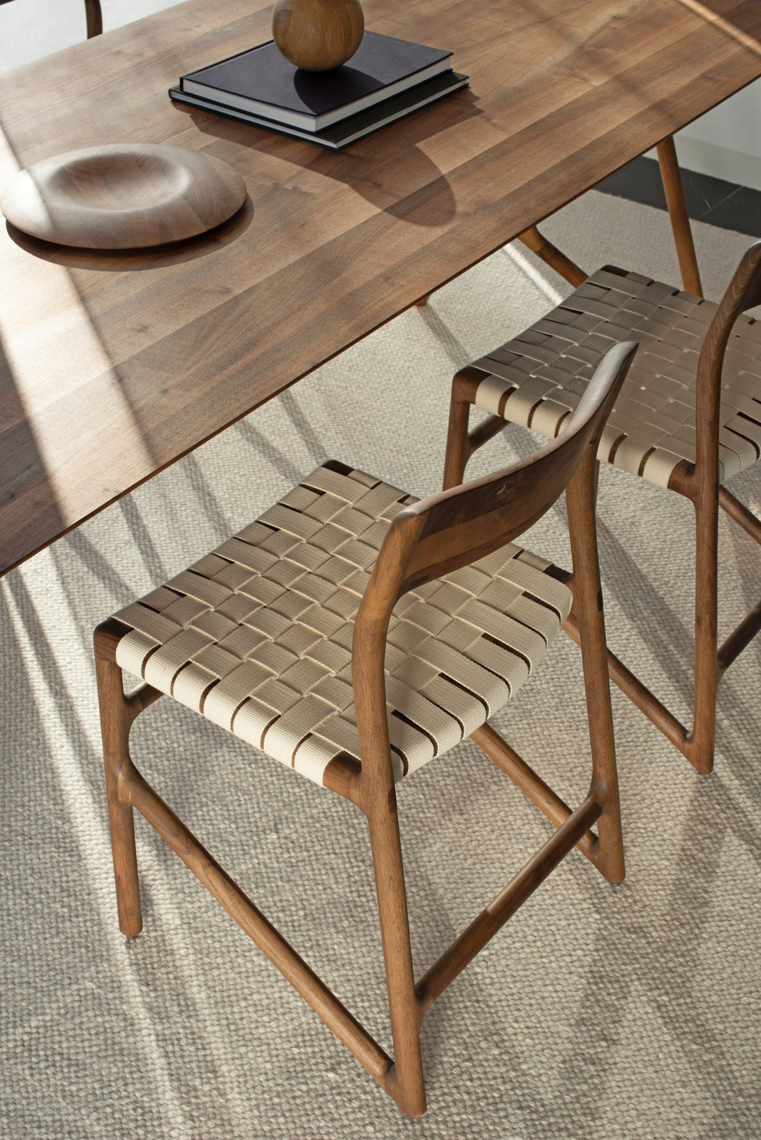 Chaise Gazzda Fawn en chêne ou noyer massif avec assise en coton tressé blanc ou noir-20